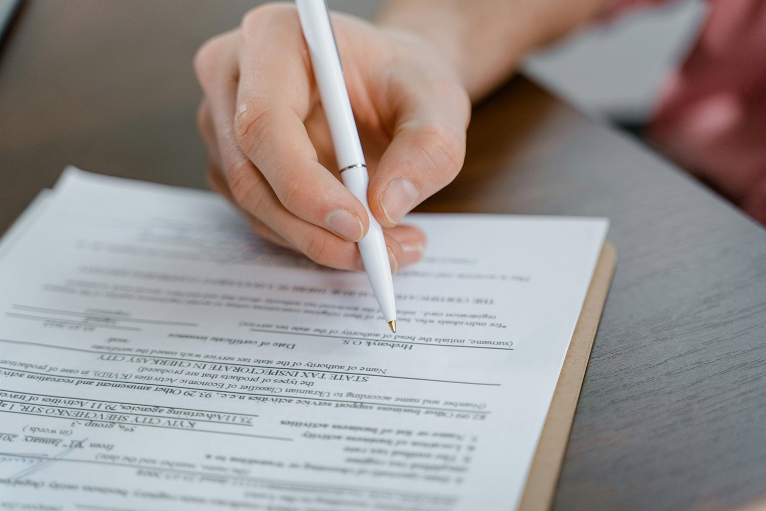Persona revisant un contracte d’arres abans de comprar un habitatge